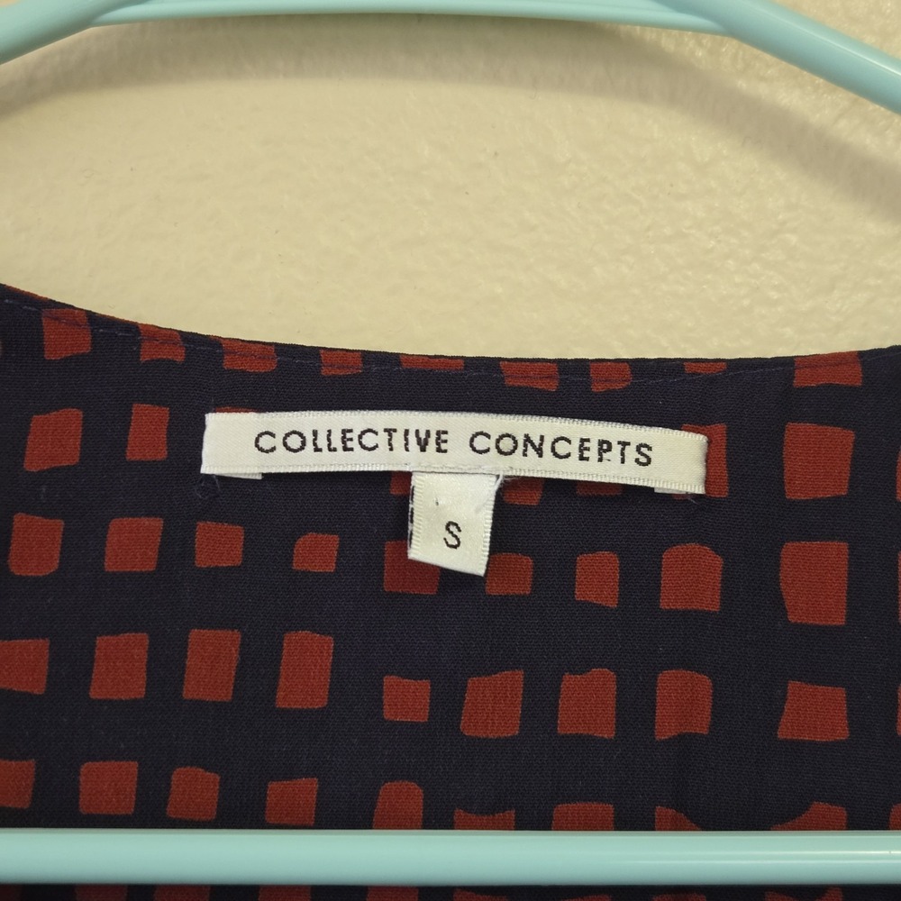 COLLECTIVE CONCEPTS Burgundy Navy Geometric Print Pull On V-Neck Blouse Size S - Picture 2 of 11